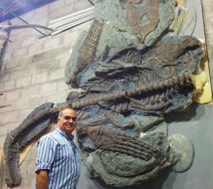 Fernando Nova standing next to a Plesiosaur